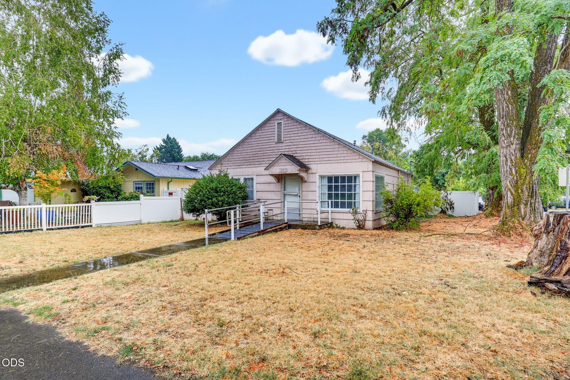 Front. Photo 1 of 25, 305 E Park Street, Grants Pass, OR 97527