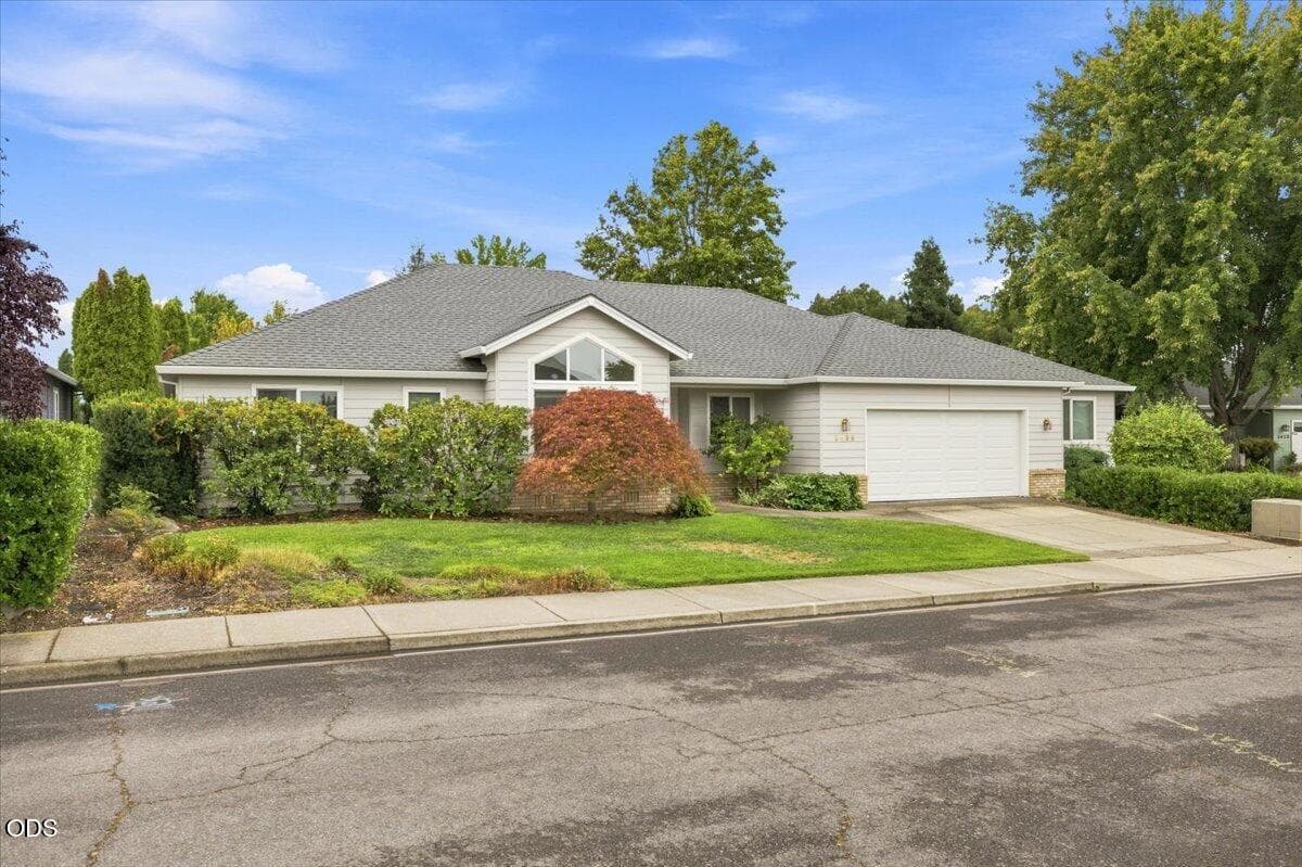 01-CI_6975. Photo 1 of 28, 3436 Blue Blossom Drive, Medford, OR 97504