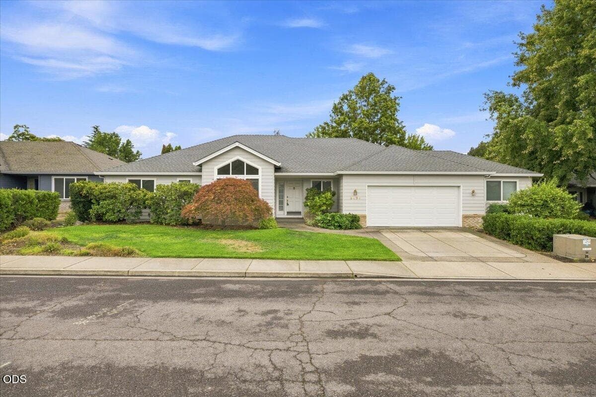02-CI_6980. Photo 2 of 28, 3436 Blue Blossom Drive, Medford, OR 97504