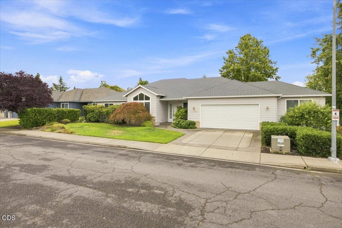 03-CI_6985. Photo 3 of 28, 3436 Blue Blossom Drive, Medford, OR 97504