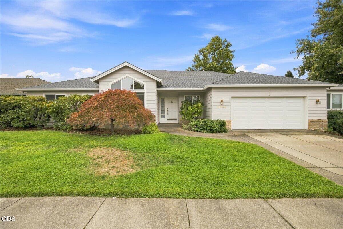 04-CI_6990. Photo 4 of 28, 3436 Blue Blossom Drive, Medford, OR 97504