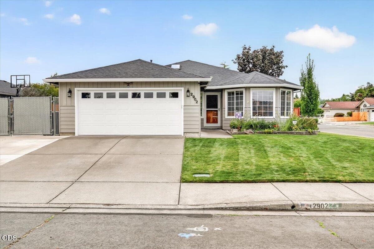 04-4. Photo 4 of 40, 2902 Shasta Drive, Medford, OR 97504
