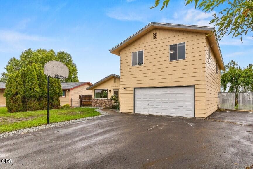 1. Photo 1 of 49, 4719 Hope Street, Klamath Falls, OR 97603