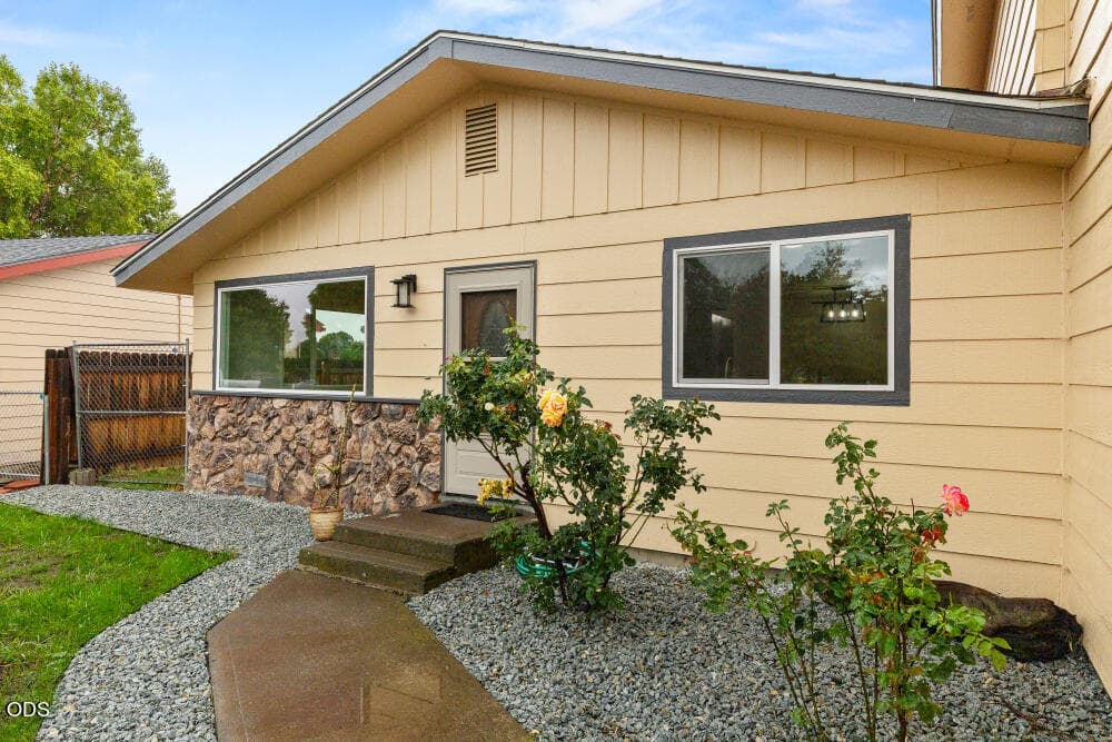 3. Photo 3 of 49, 4719 Hope Street, Klamath Falls, OR 97603