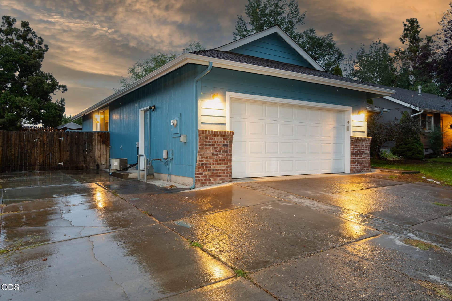 Front Side RV garage786 NE Tierra Rd_006. Photo 3 of 27, 786 NE Tierra Road, Bend, OR 97701