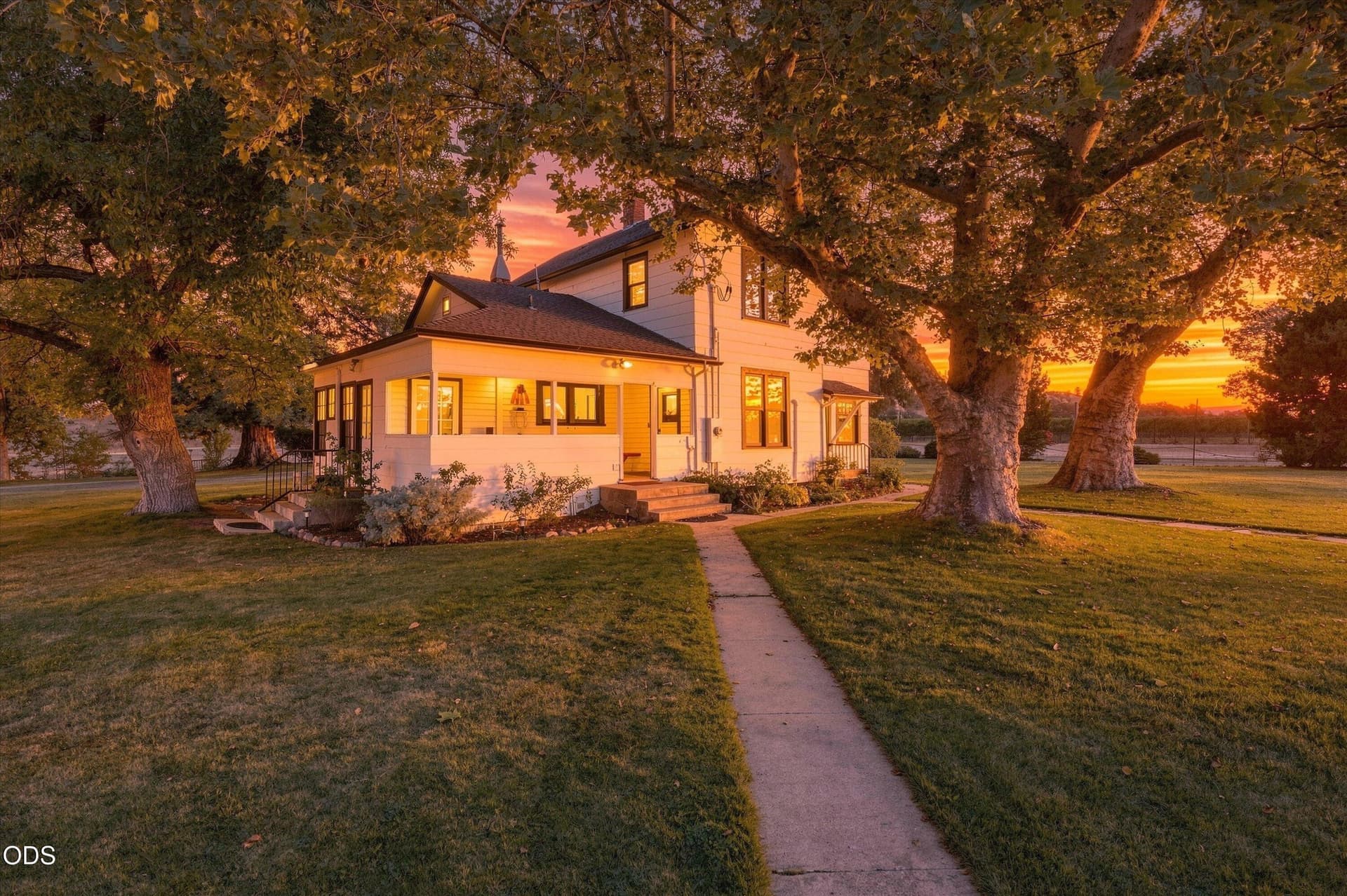 Farmhouse at sunset. Photo 1 of 76, 1098 Nick Young Road, Eagle Point, OR 97524