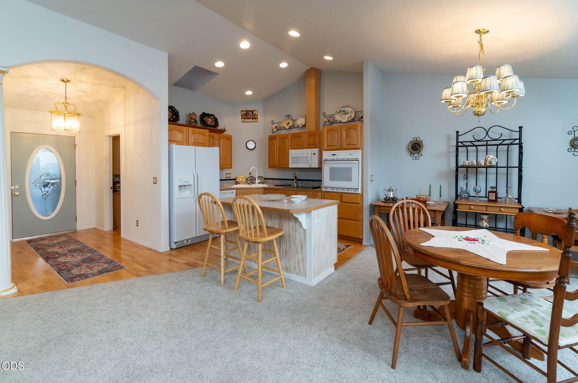 Ross #0011 - Entry, Kitchen & table. Photo 3 of 27, 1035 NE Wyoming Drive, Prineville, OR 97754