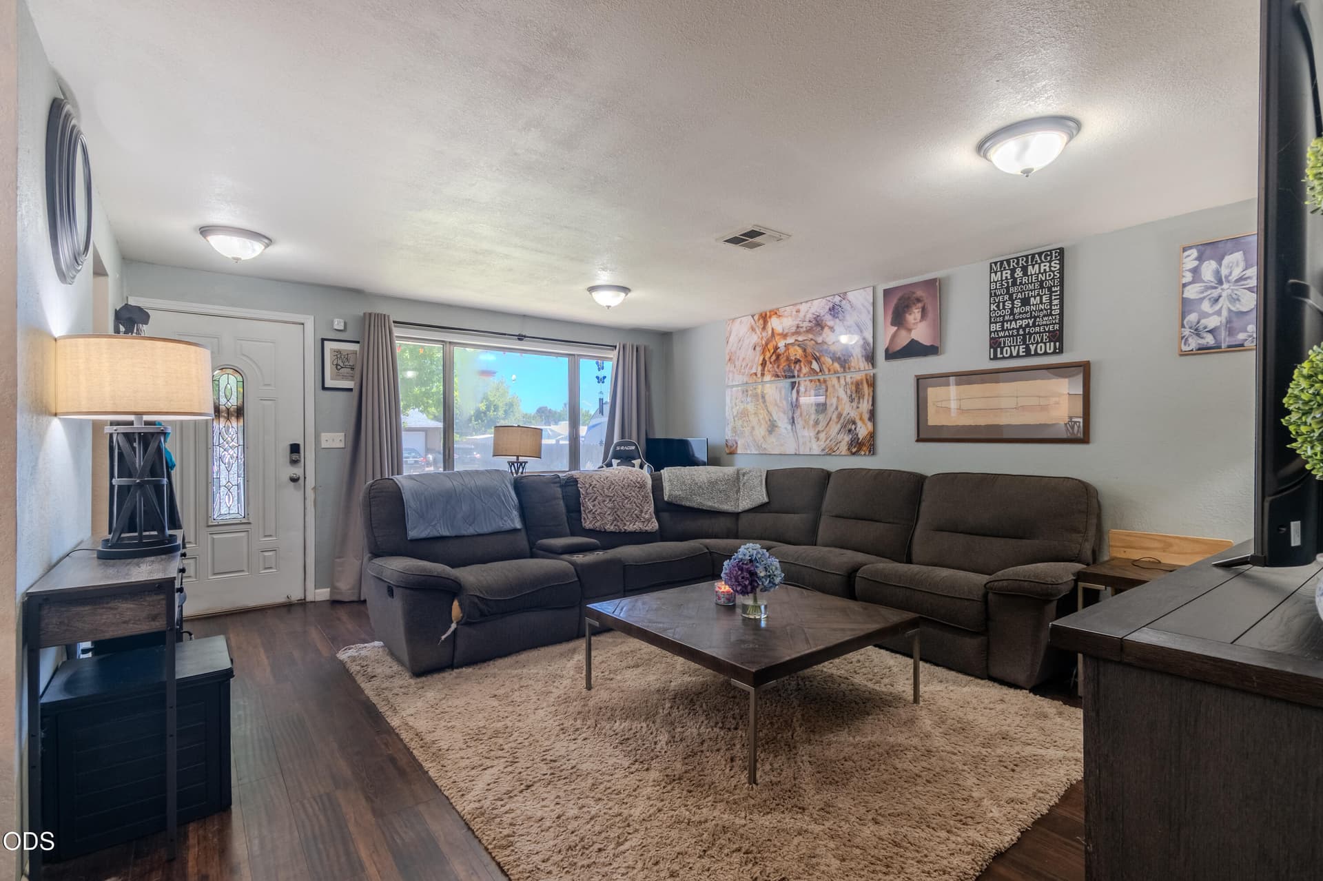 Living Room. Photo 5 of 21, 7701 Bellaire Way, White City, OR 97503