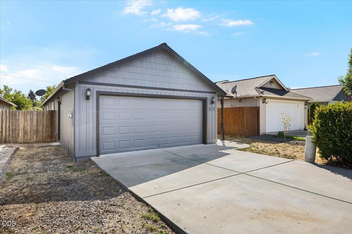 1. Photo 1 of 17, 129 Cottonwood Drive, Eagle Point, OR 97524