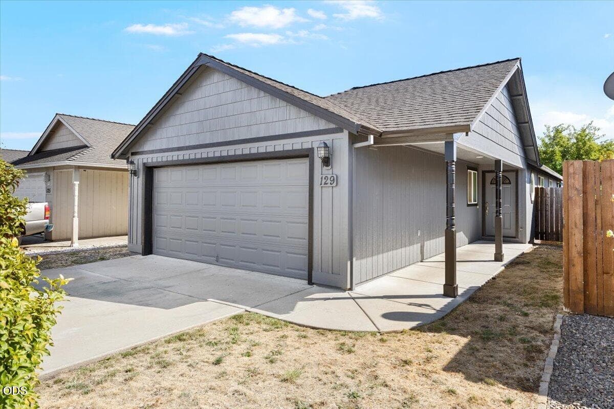 1. Photo 2 of 17, 129 Cottonwood Drive, Eagle Point, OR 97524
