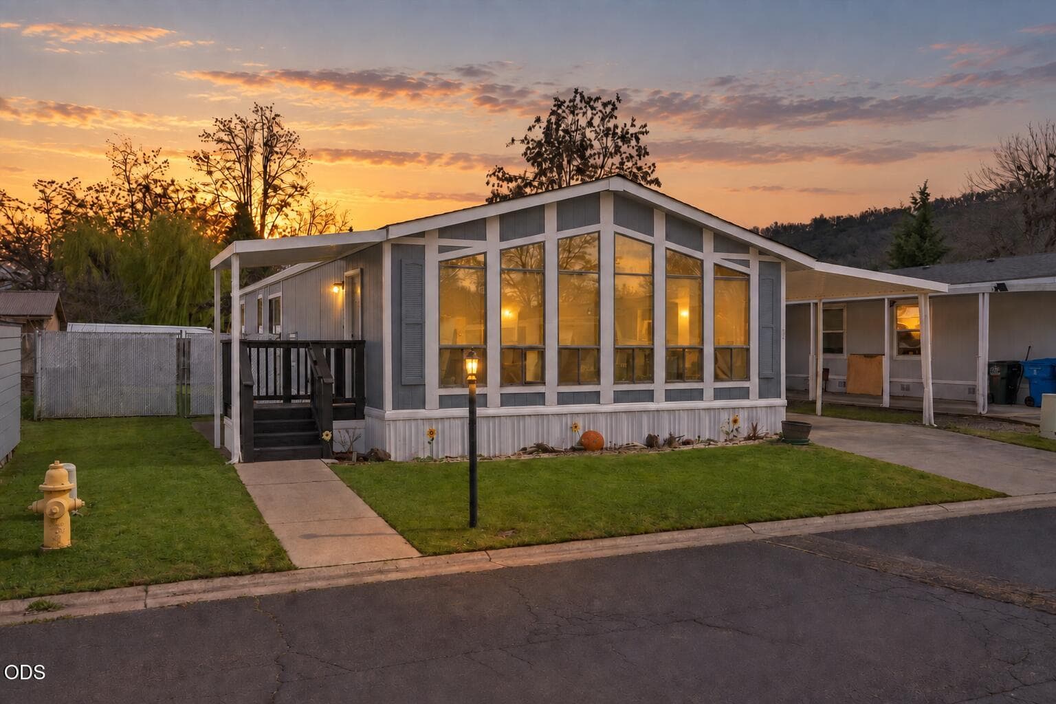 Sunset. Photo 1 of 27, 633 E Archwood Drive Unit UNIT 86, Eagle Point, OR 97524
