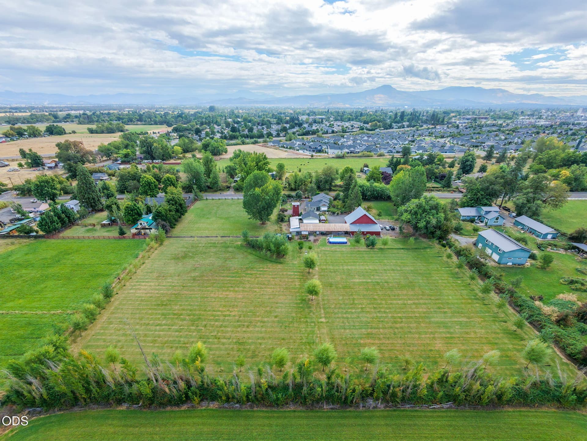 1. Photo 1 of 32, 4919 Grant Road, Central Point, OR 97502