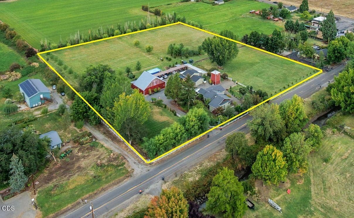 2. Photo 2 of 32, 4919 Grant Road, Central Point, OR 97502