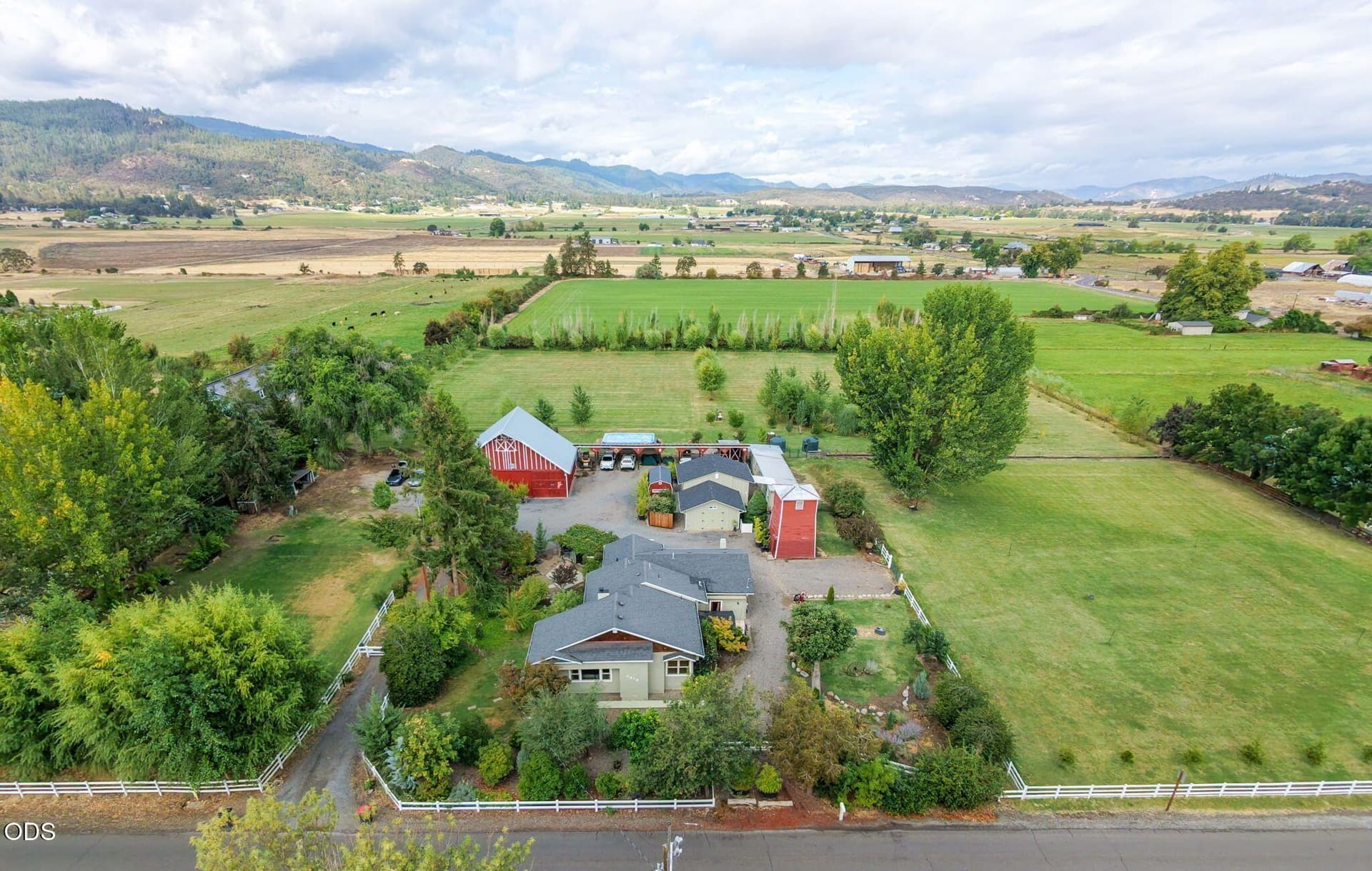 3. Photo 3 of 32, 4919 Grant Road, Central Point, OR 97502