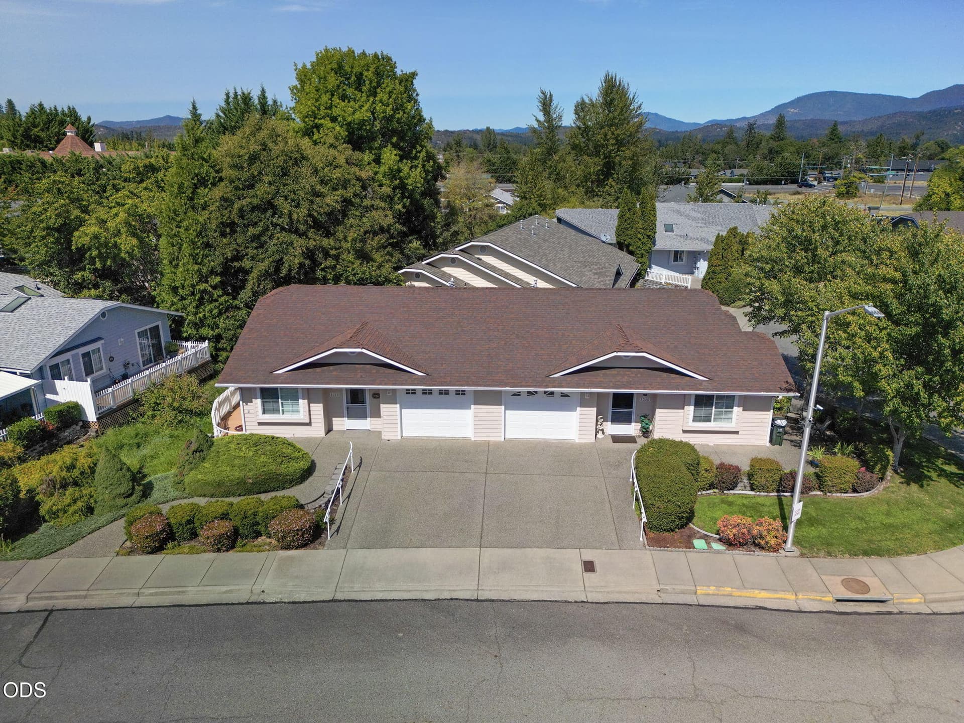 3036-3038 University. Photo 2 of 24, 3036 University Road Unit 3036-3038, Grants Pass, OR 97527