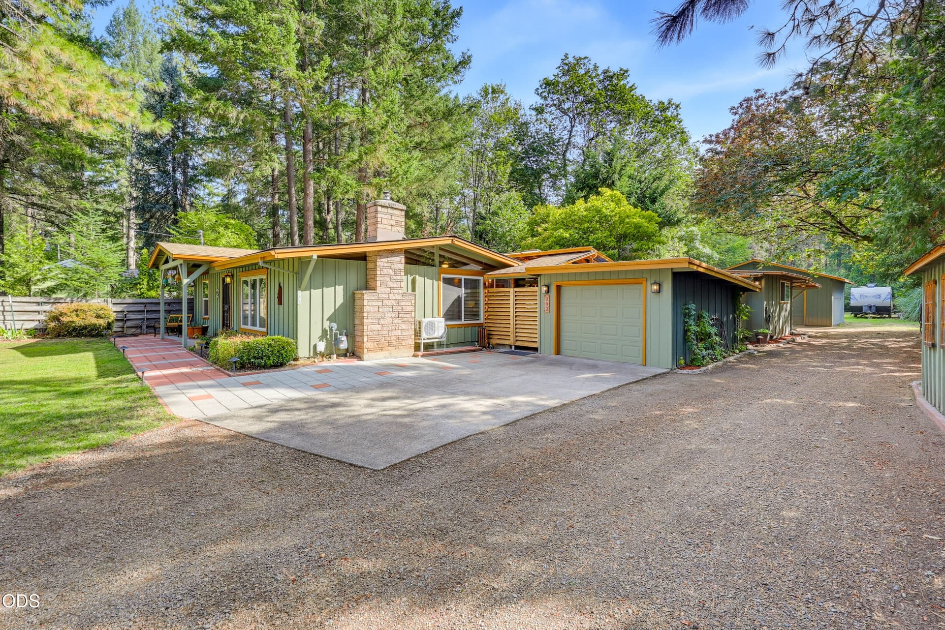 APX_0051. Photo 5 of 59, 383 Whispering Pines Lane, Grants Pass, OR 97527