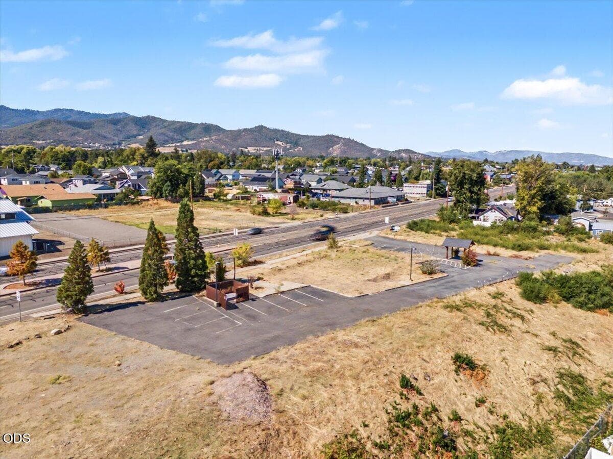 09-9. Photo 4 of 8, 331 S Pacific Highway, Talent, OR 97540