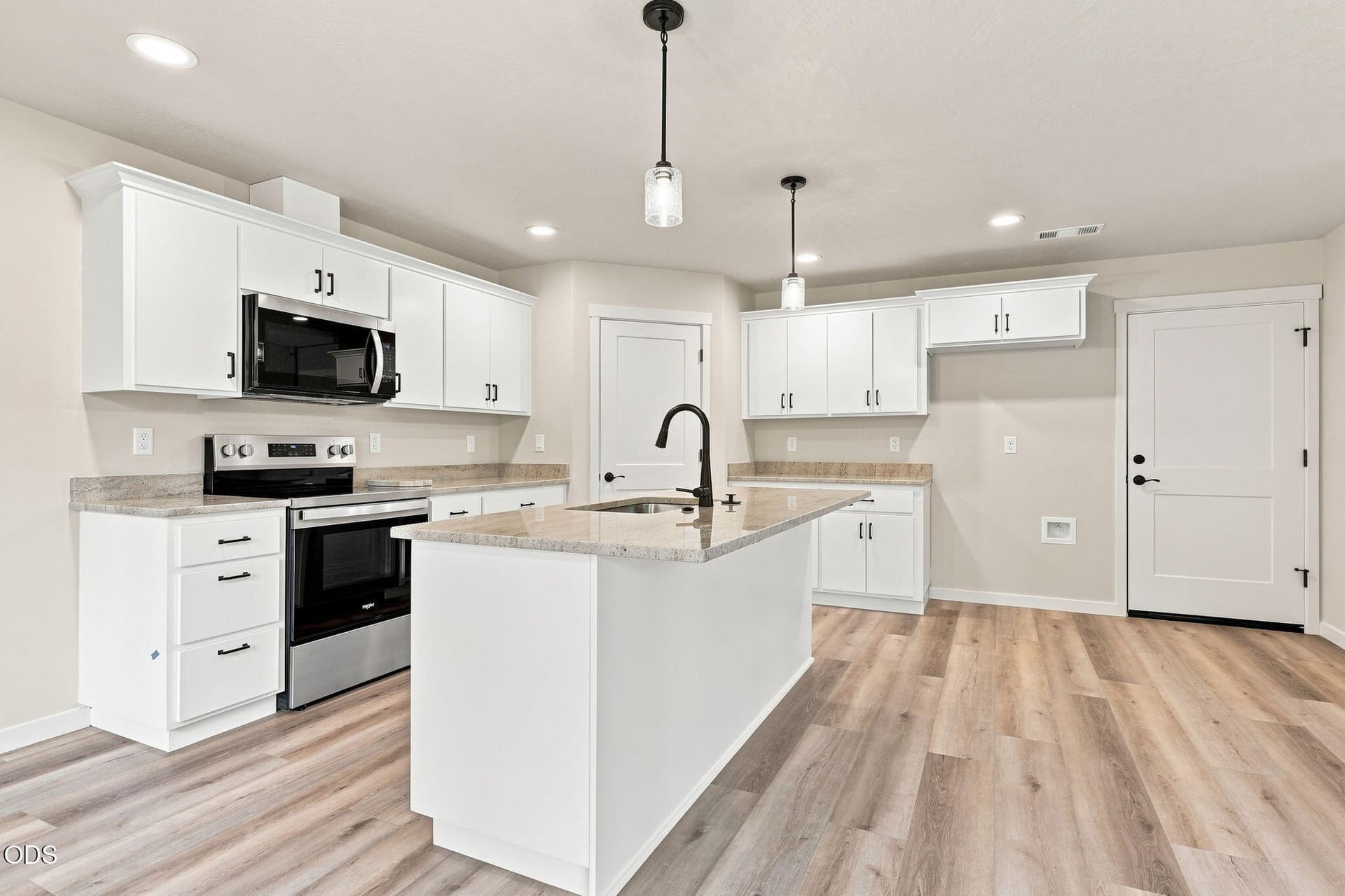 11-web-or-mls-151 Champagne013. Photo 5 of 45, 151 SE Champagne Court, Grants Pass, OR 97527