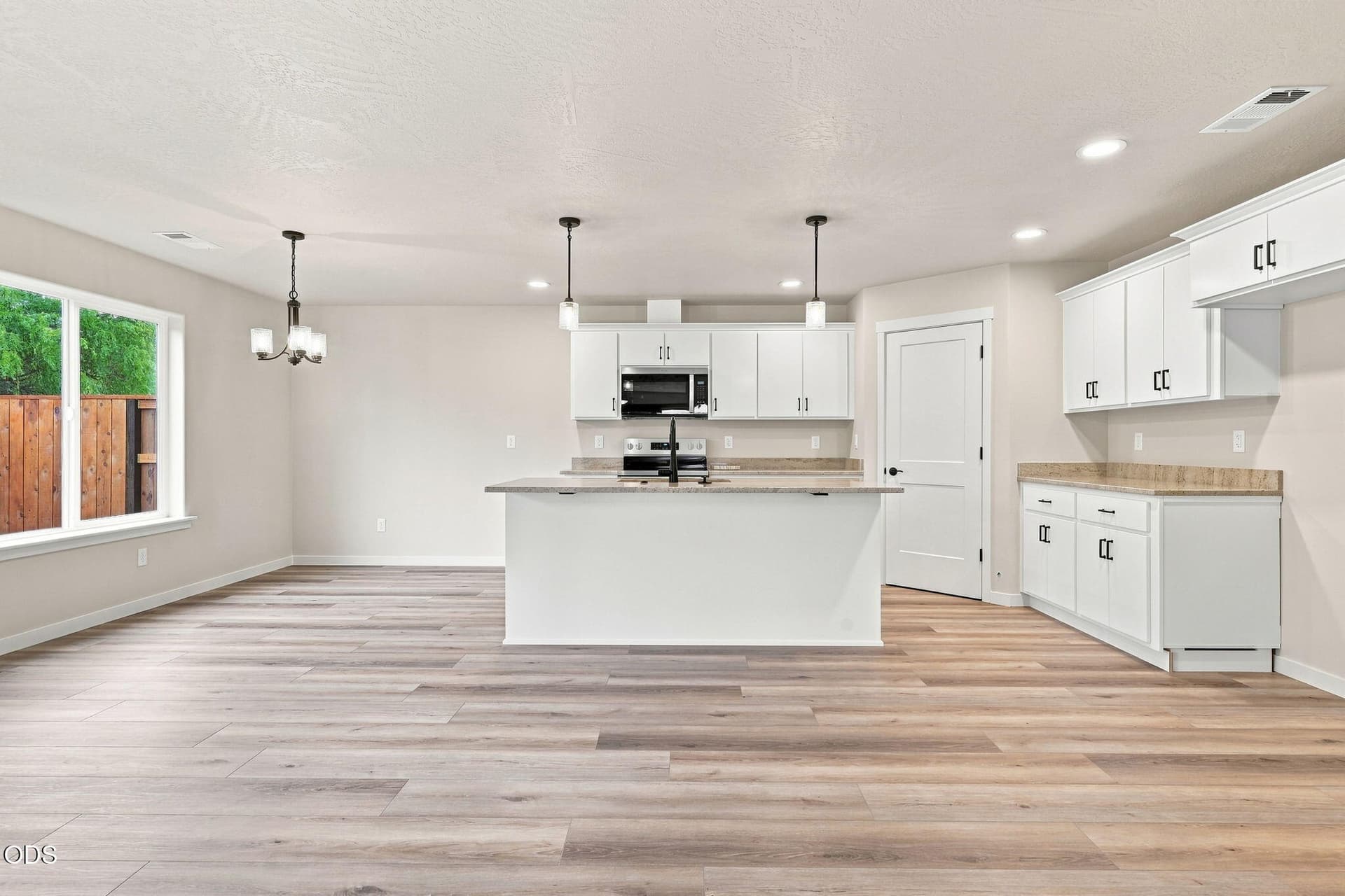 7-web-or-mls-151 Champagne009. Photo 2 of 22, 151 SE Champagne Court, Grants Pass, OR 97527