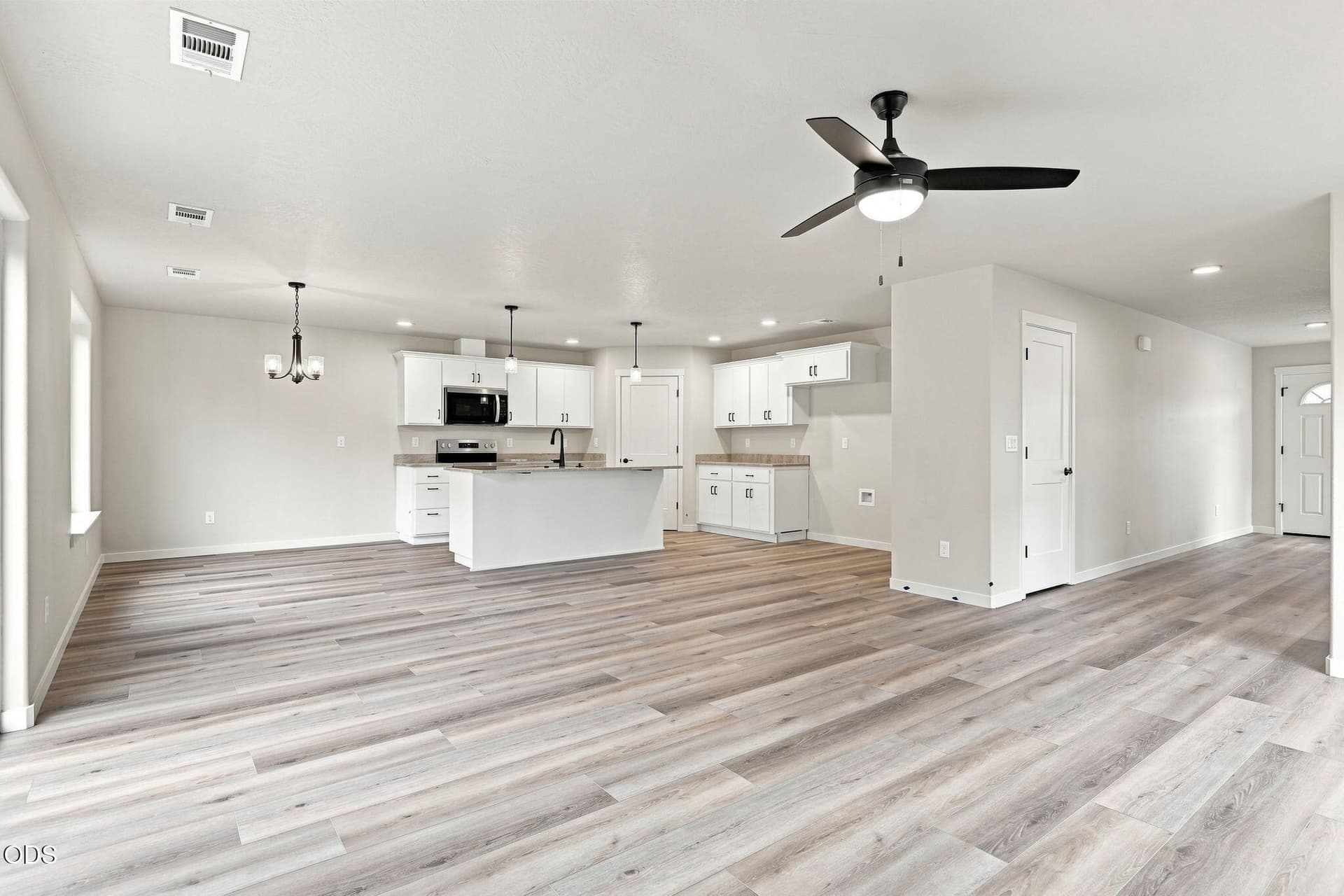 8-web-or-mls-151 Champagne010. Photo 3 of 22, 151 SE Champagne Court, Grants Pass, OR 97527