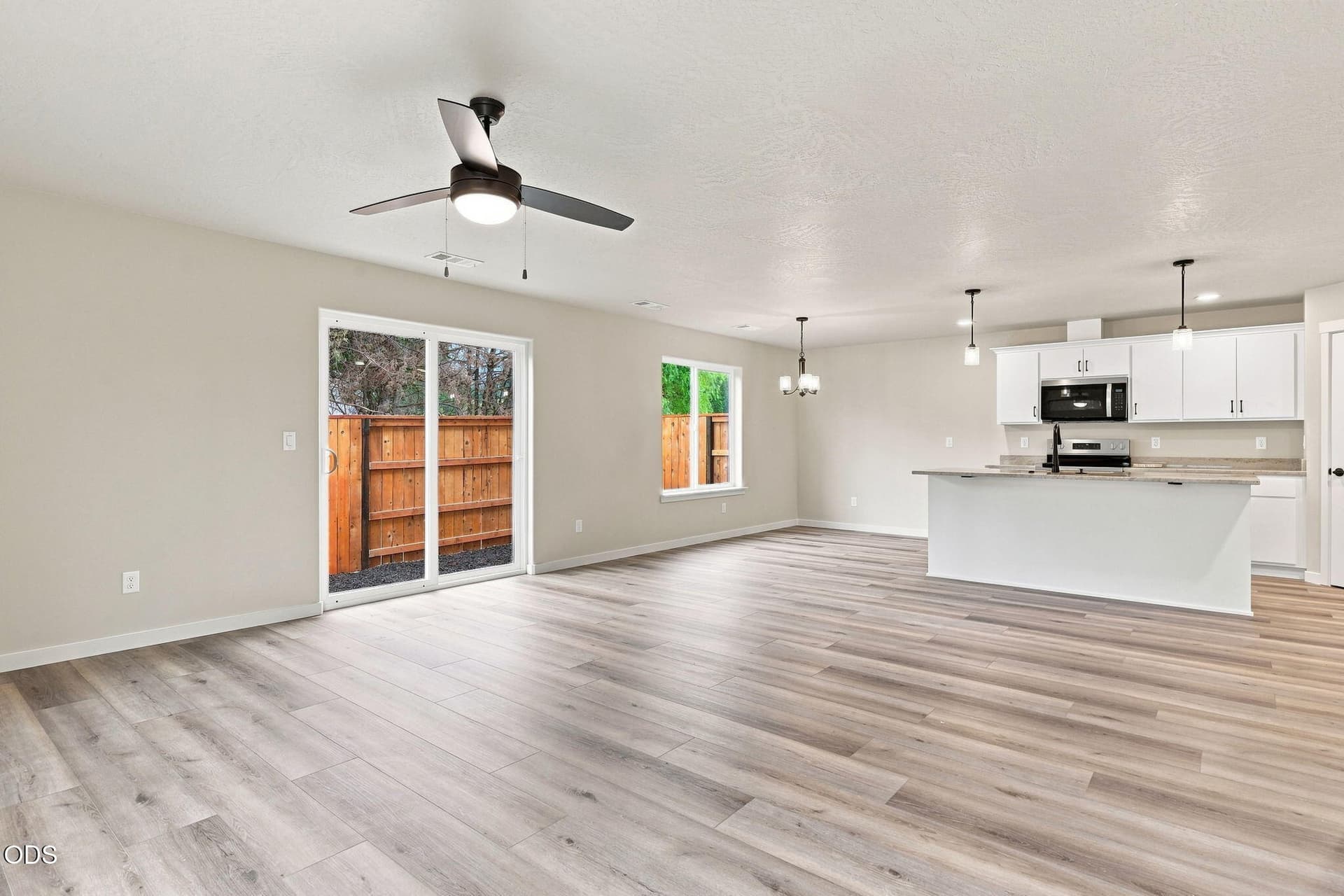 9-web-or-mls-151 Champagne011. Photo 4 of 22, 151 SE Champagne Court, Grants Pass, OR 97527