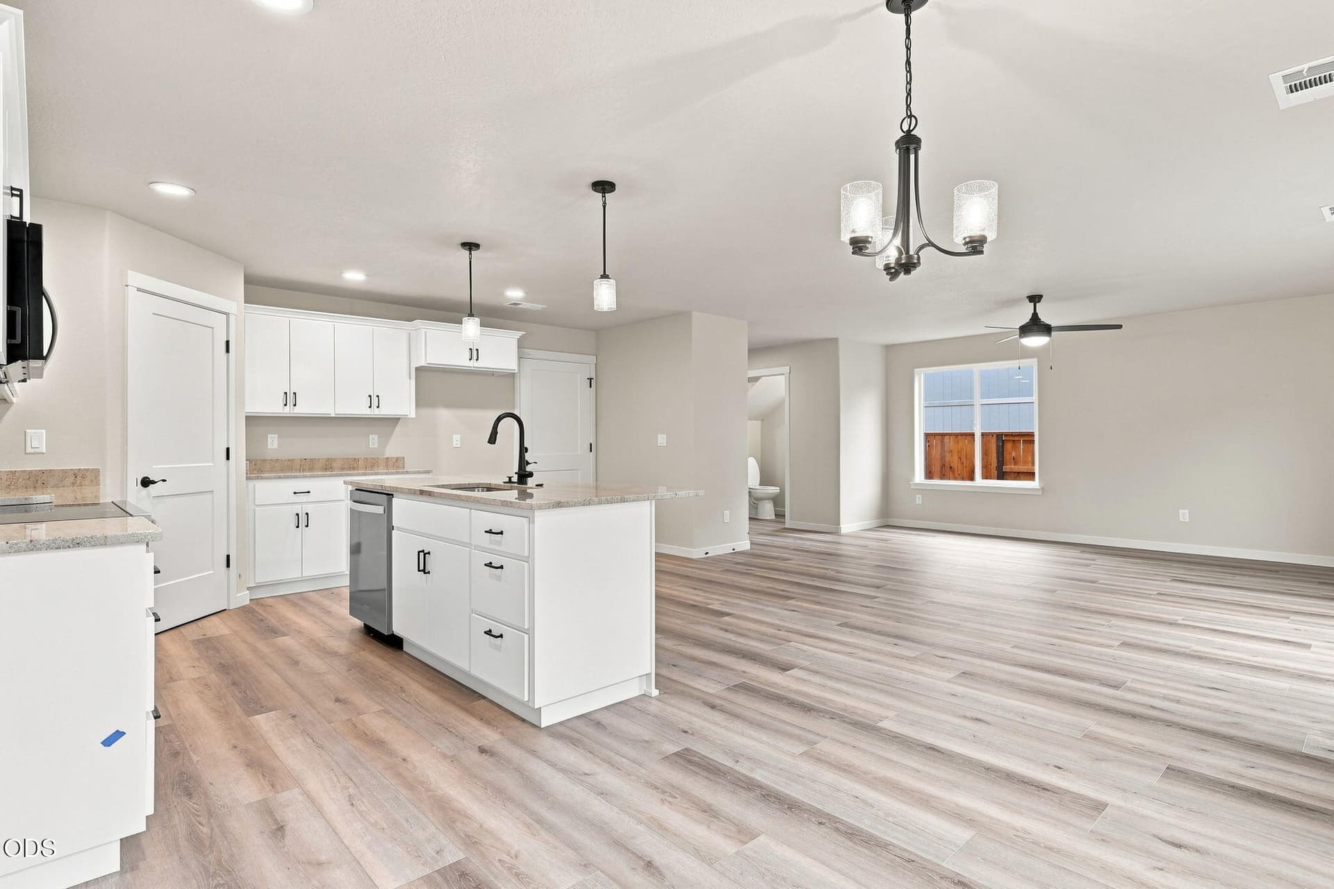 10-web-or-mls-151 Champagne012. Photo 5 of 22, 151 SE Champagne Court, Grants Pass, OR 97527