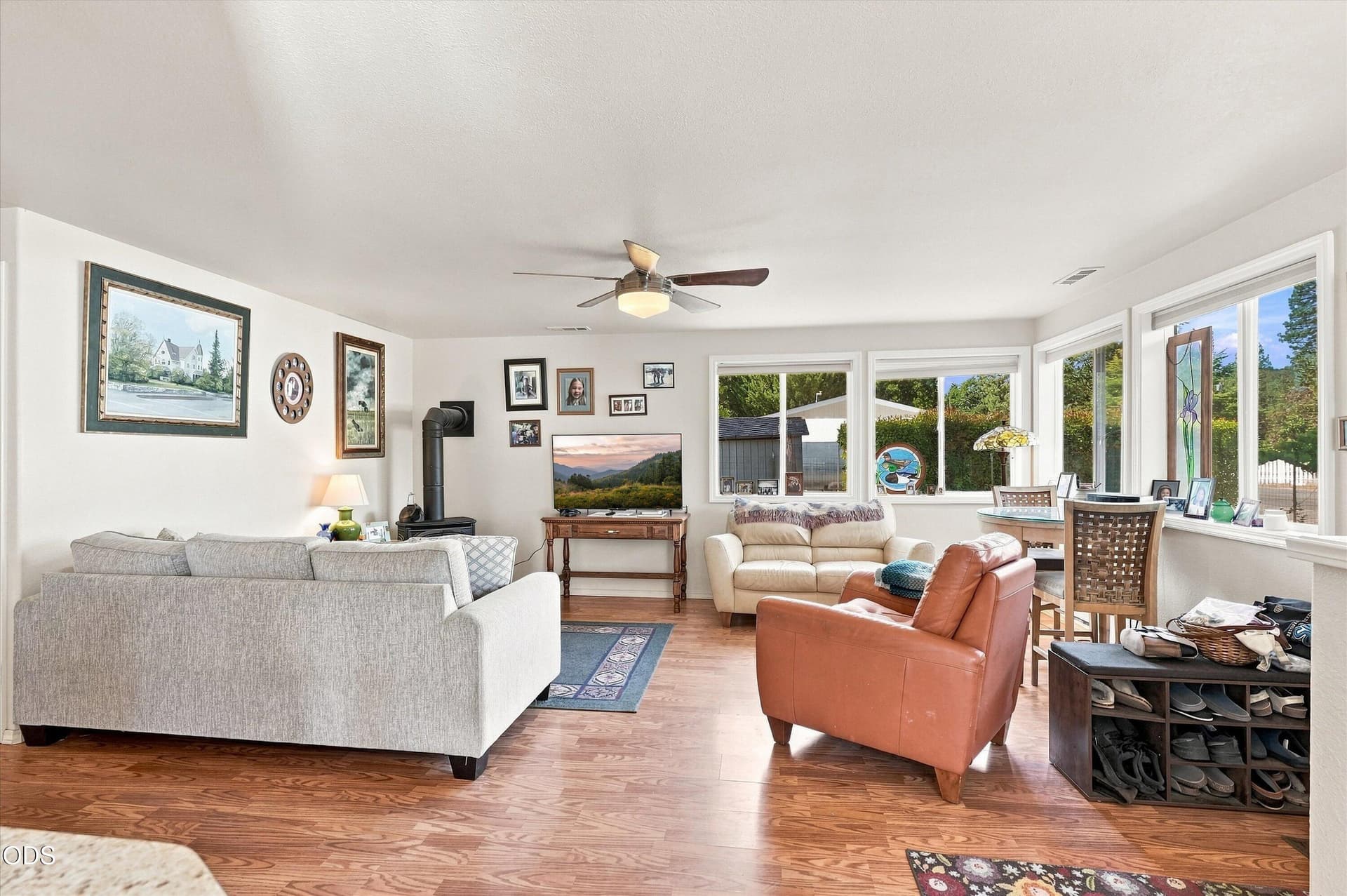 Living Room. Photo 4 of 34, 125 Penny Lane, Shady Cove, OR 97539
