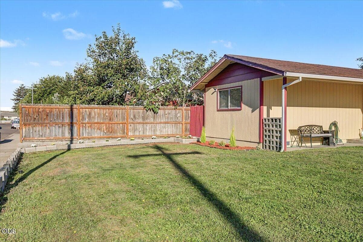 03-3. Photo 3 of 28, 2633 Fenton Street, White City, OR 97503