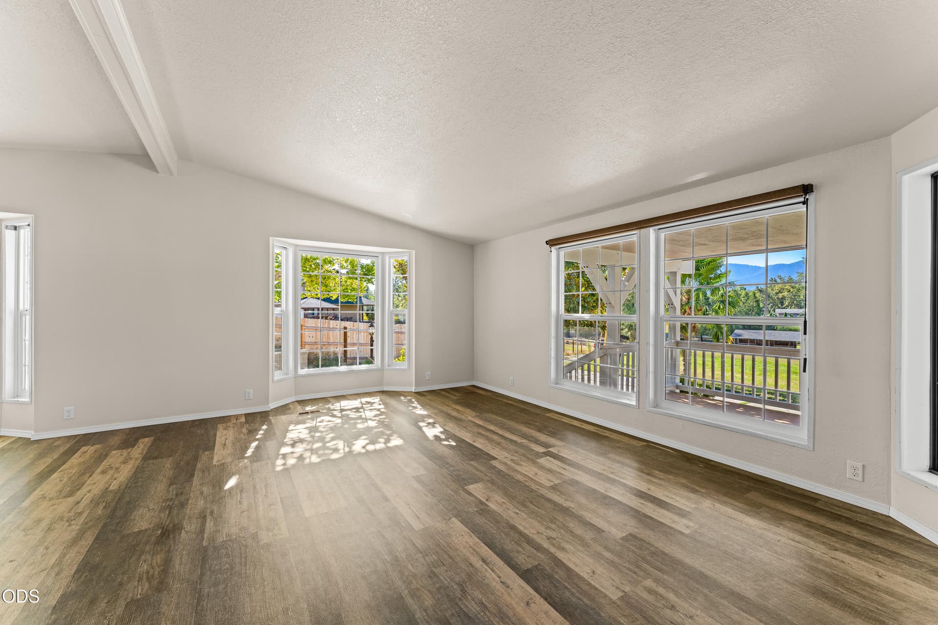 29-INT (1 of 24). Photo 5 of 39, 5550 Demaray Drive, Grants Pass, OR 97527