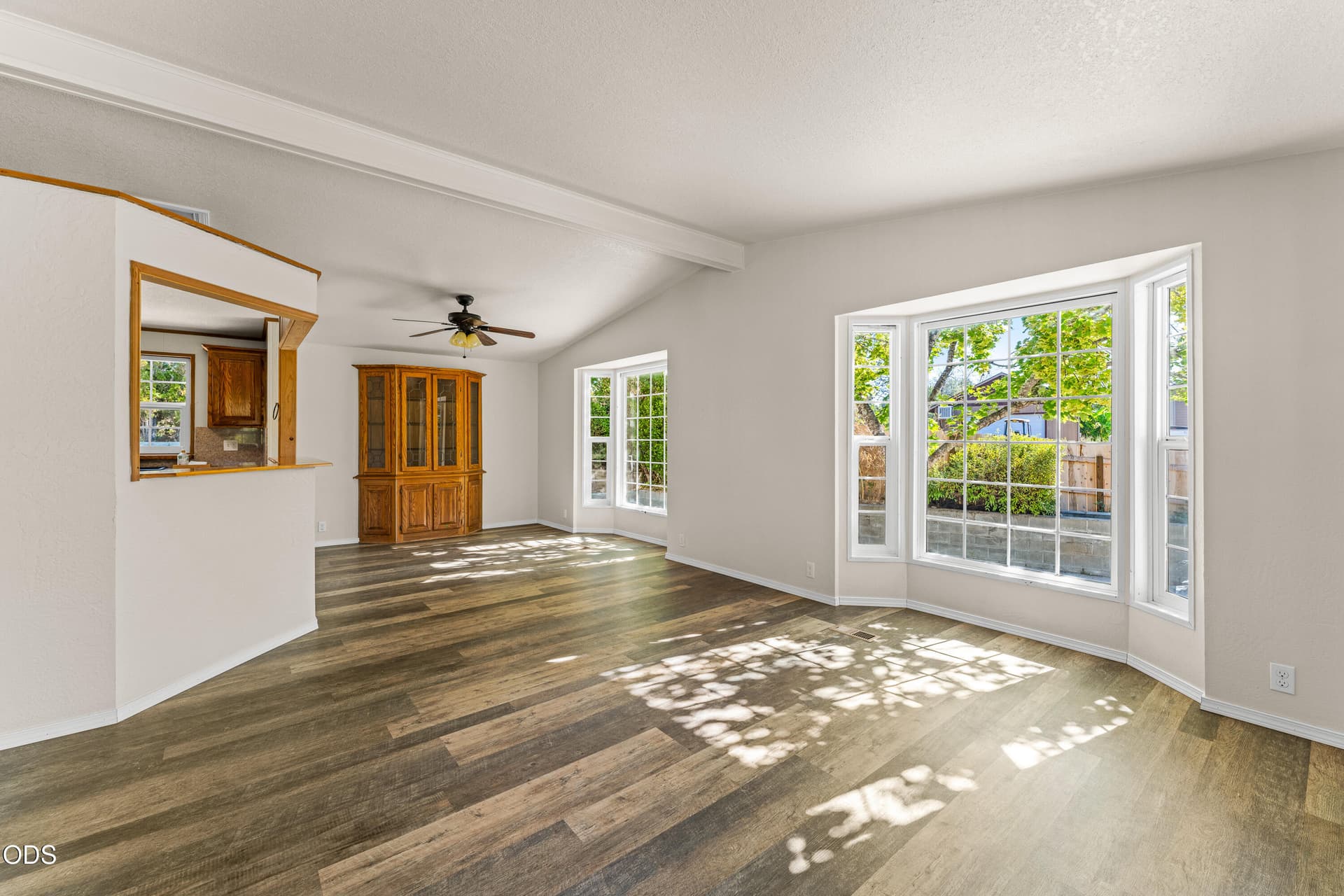 30-INT (2 of 24). Photo 4 of 39, 5550 Demaray Drive, Grants Pass, OR 97527