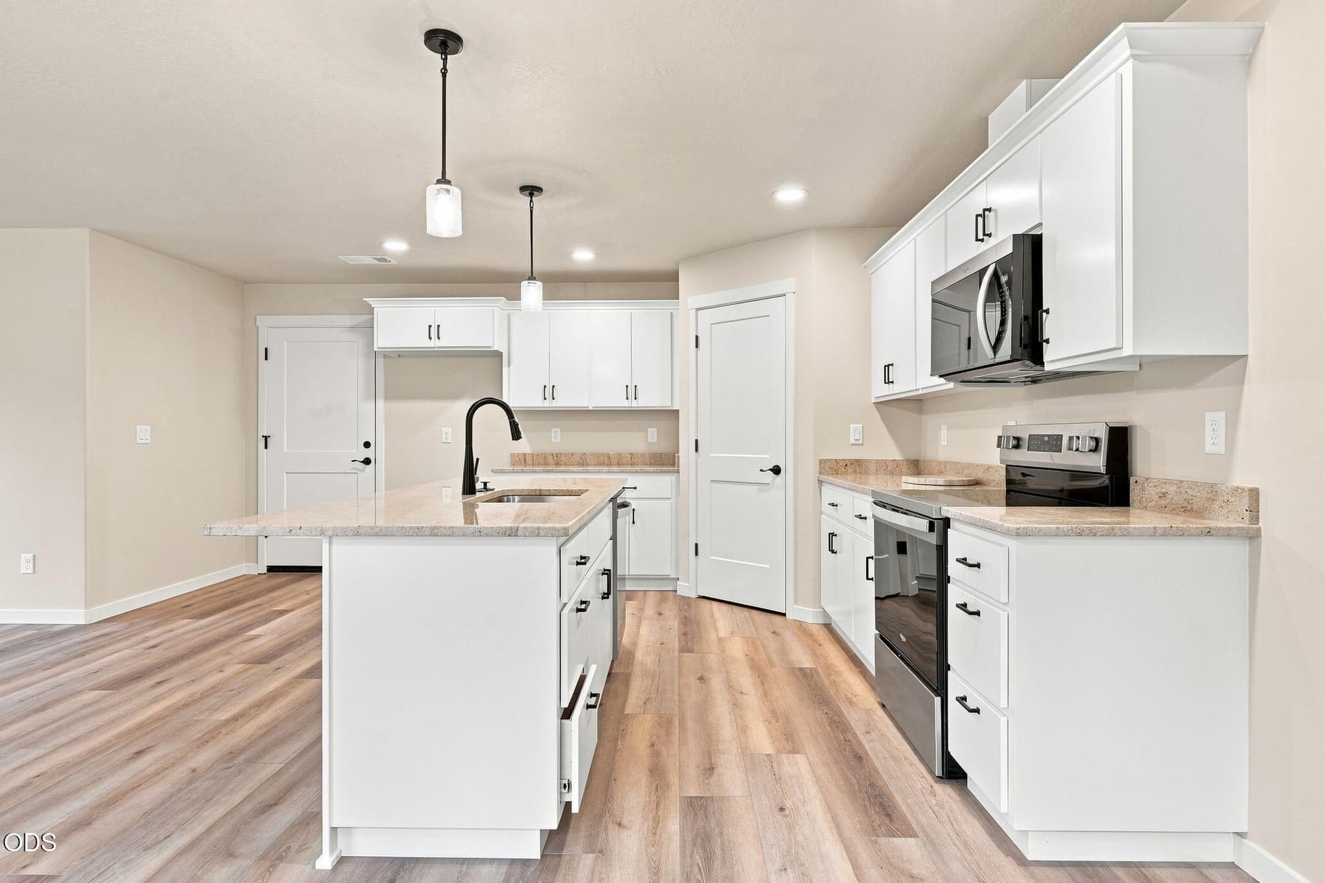 15-web-or-mls-155 Champagne015 copy. Photo 4 of 25, 155 SE Champagne Court, Grants Pass, OR 97527