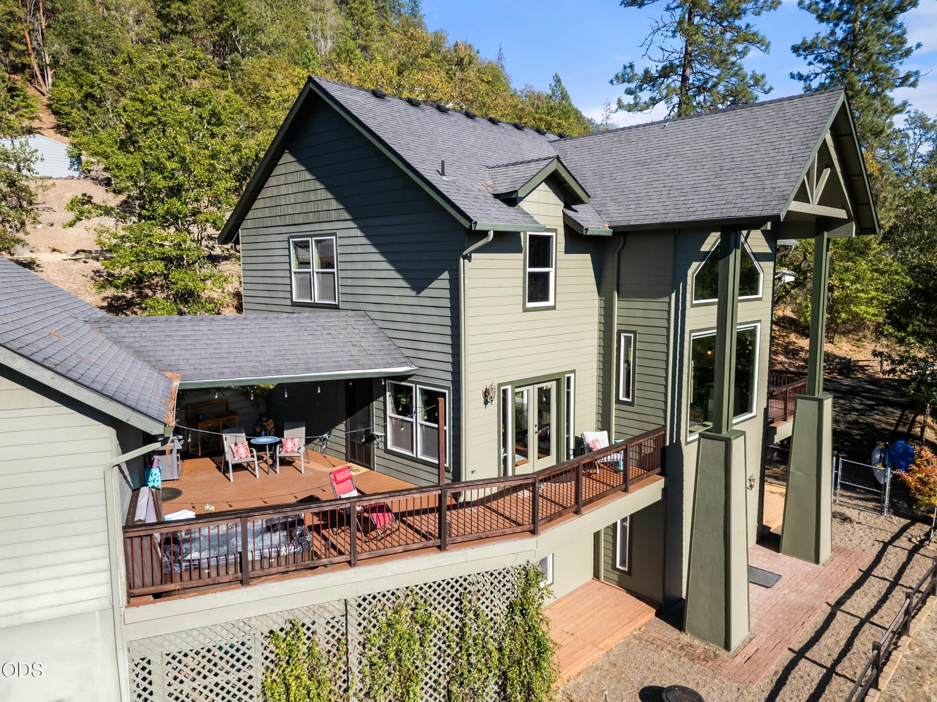 33 quail run dr-drone-04. Photo 1 of 44, 33 Quail Run Drive, Shady Cove, OR 97539