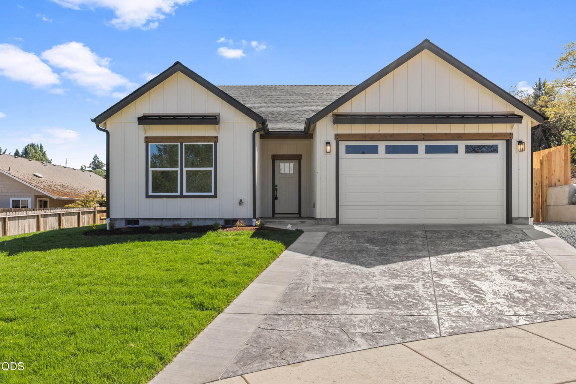 EP1A4350. Photo 1 of 21, 777 Kendall Drive, Grants Pass, OR 97527