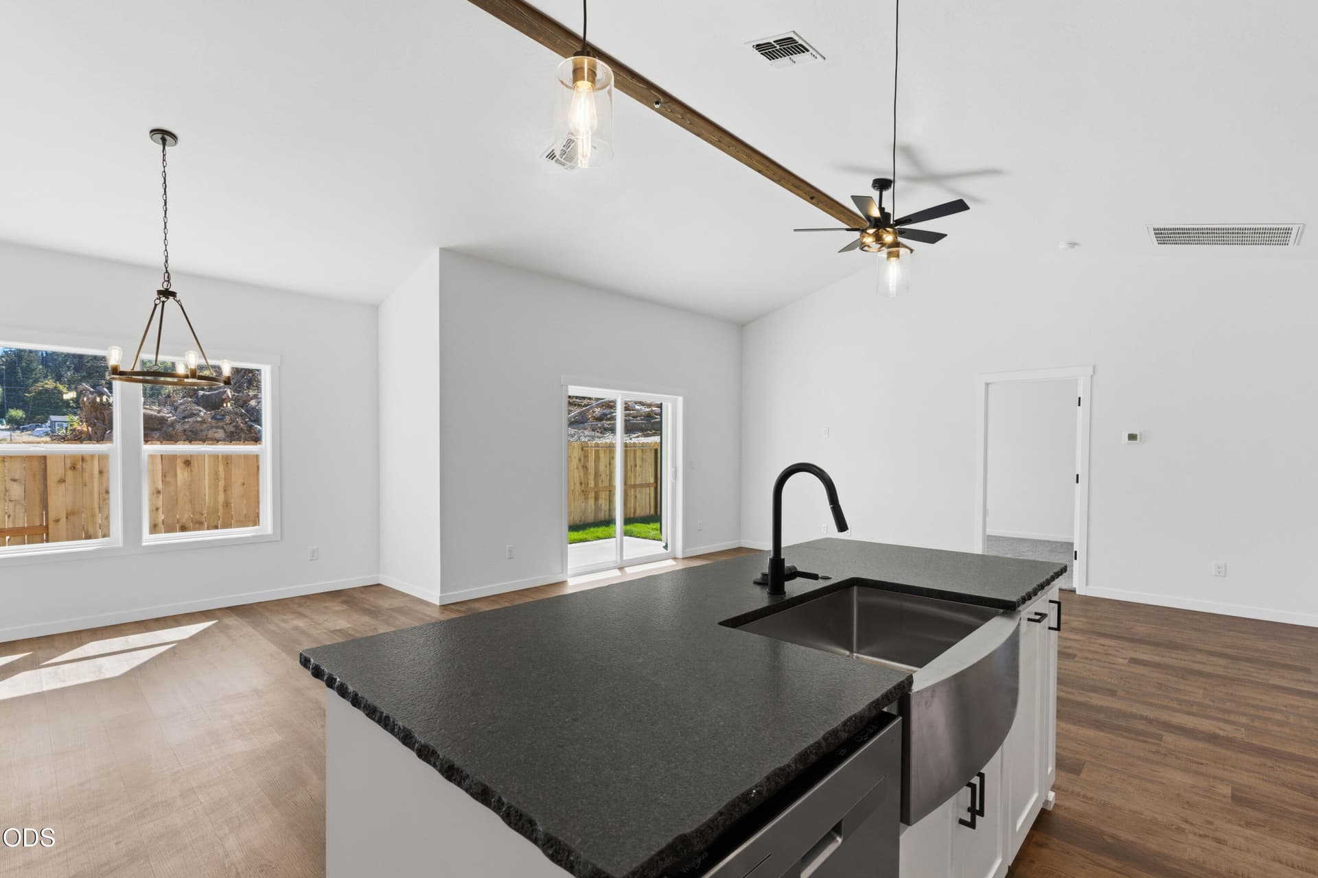 EP1A4418. Photo 4 of 21, 777 Kendall Drive, Grants Pass, OR 97527