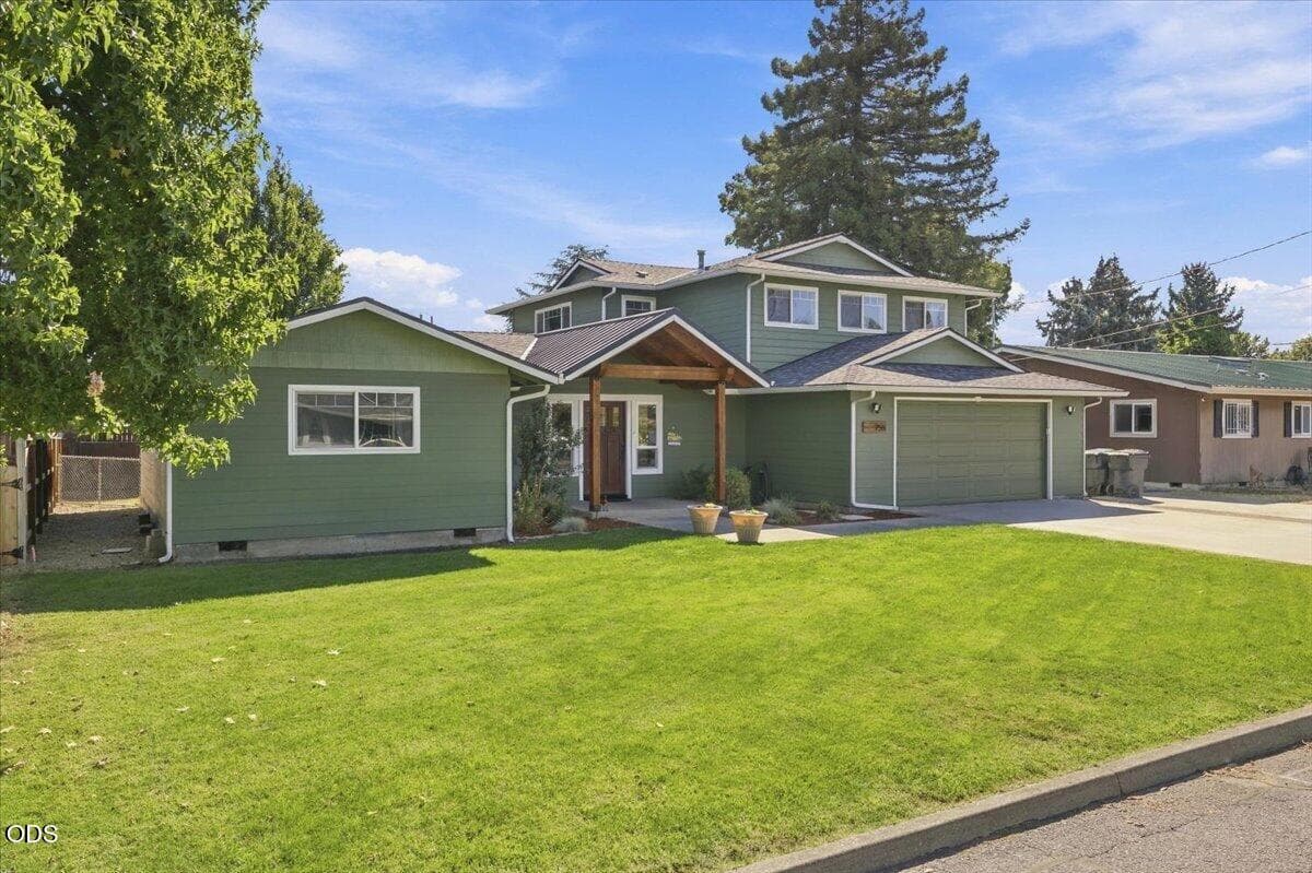 1. Photo 1 of 25, 755 S 4th Street, Central Point, OR 97502