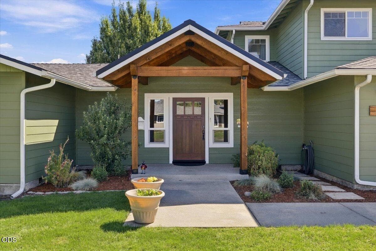 2. Photo 2 of 25, 755 S 4th Street, Central Point, OR 97502