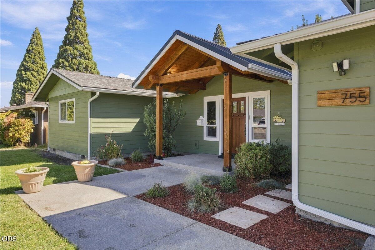 3. Photo 3 of 25, 755 S 4th Street, Central Point, OR 97502