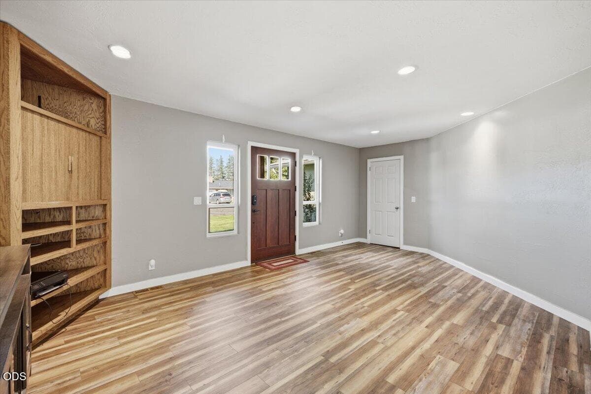 4. Photo 4 of 25, 755 S 4th Street, Central Point, OR 97502