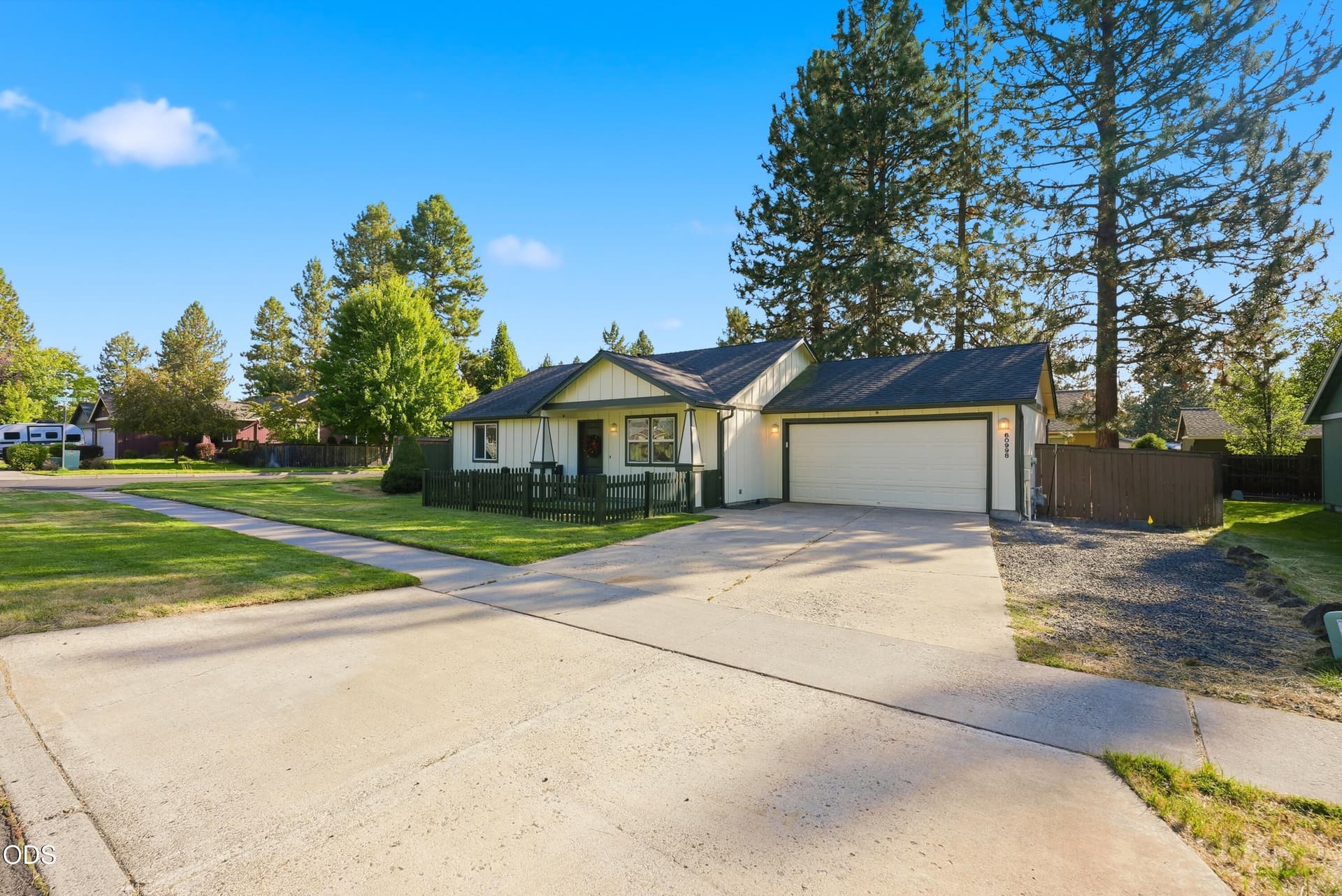 60998 Honkers Lane, Bend, OR 97702. Photo 2 of 34, 60998 Honkers Lane, Bend, OR 97702