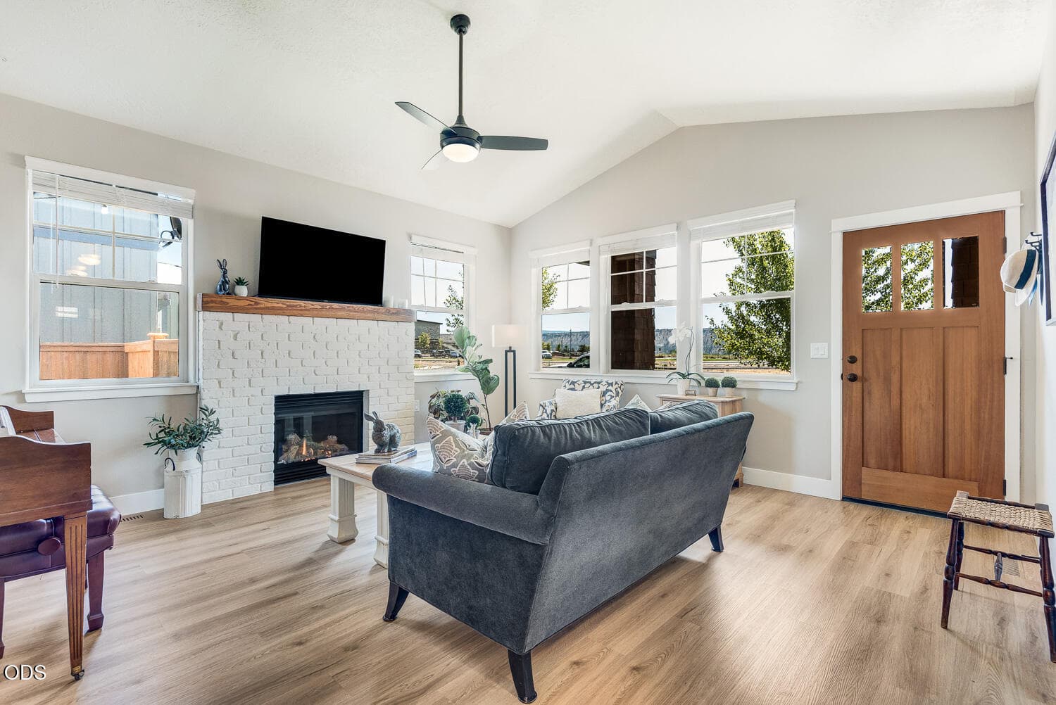 Living Room. Photo 5 of 26, 1575 NE Perspective Drive, Prineville, OR 97754