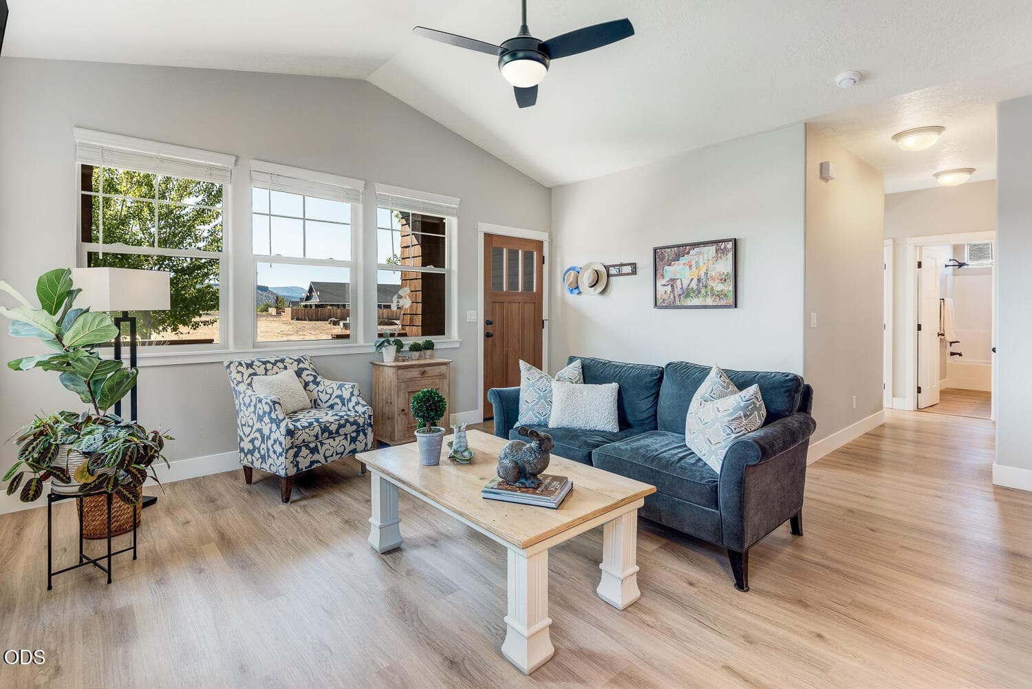 Living Room. Photo 4 of 26, 1575 NE Perspective Drive, Prineville, OR 97754
