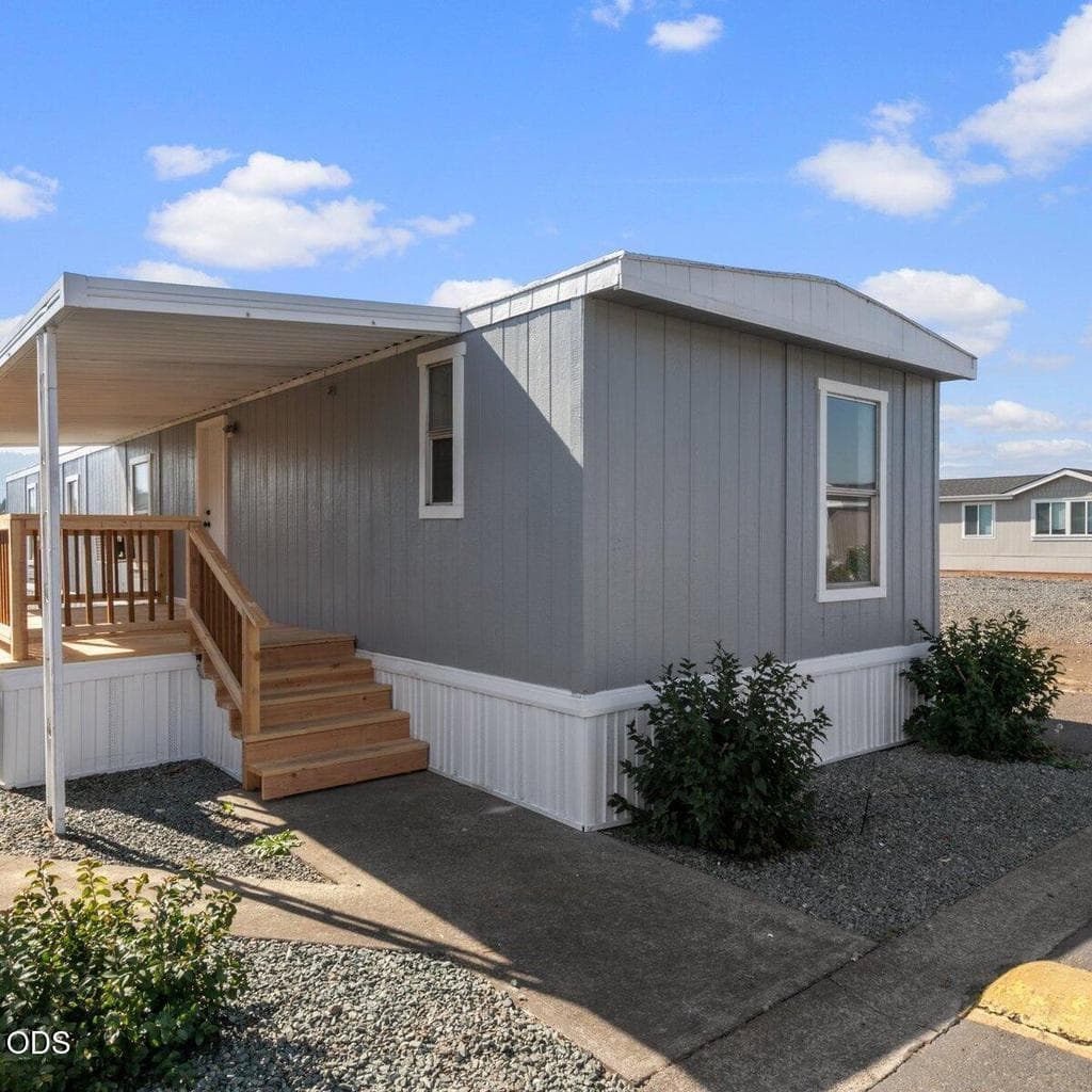 3. Photo 3 of 20, 3555 S Pacific Highway Unit SPC 201, Medford, OR 97501