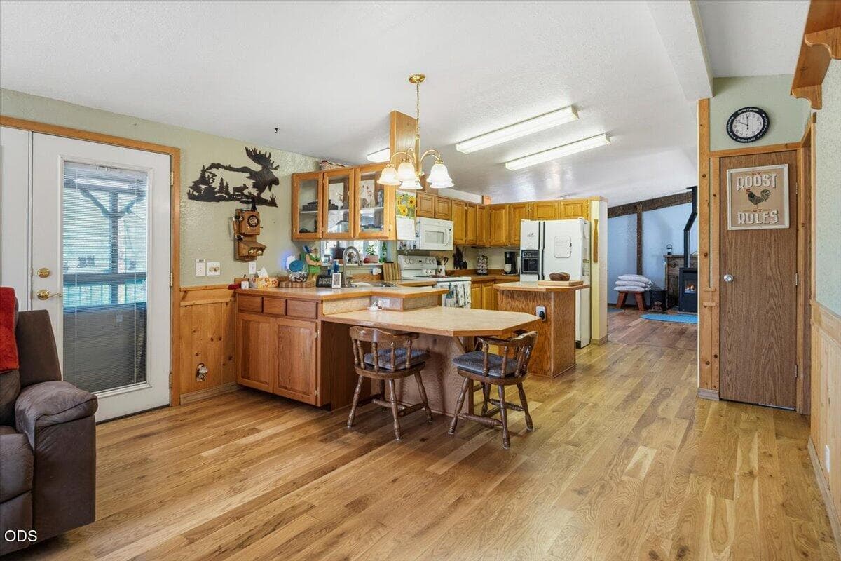 Open Kitchen and Breakfast Bar. Photo 4 of 41, 8659 SW Shad Road, Terrebonne, OR 97760