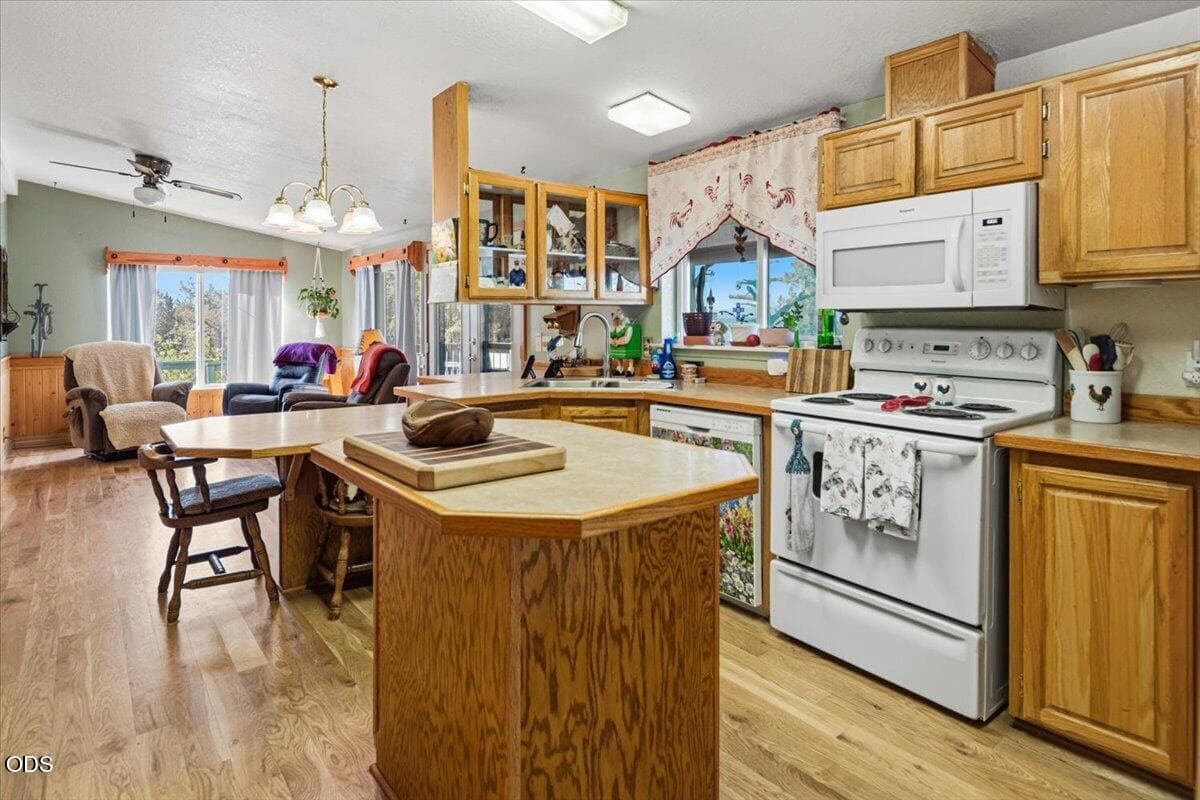 Kitchen. Photo 5 of 41, 8659 SW Shad Road, Terrebonne, OR 97760