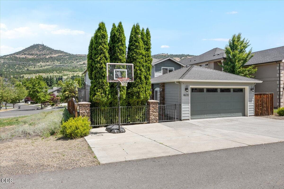 01-CI_0405. Photo 1 of 35, 4670 Hillcrest Road, Medford, OR 97504
