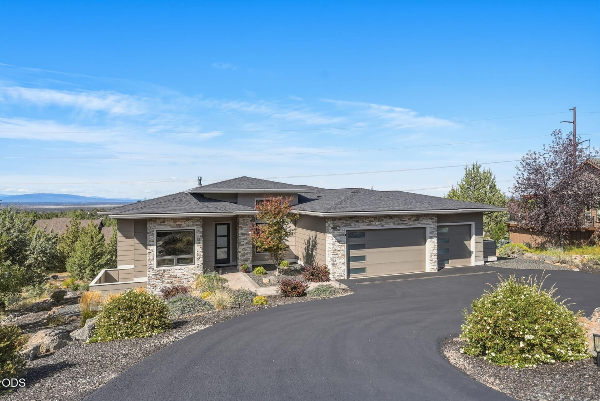 1-web-or-mls-Riley_Visuals-1. Photo 5 of 79, 883 Highland View Loop, Redmond, OR 97756