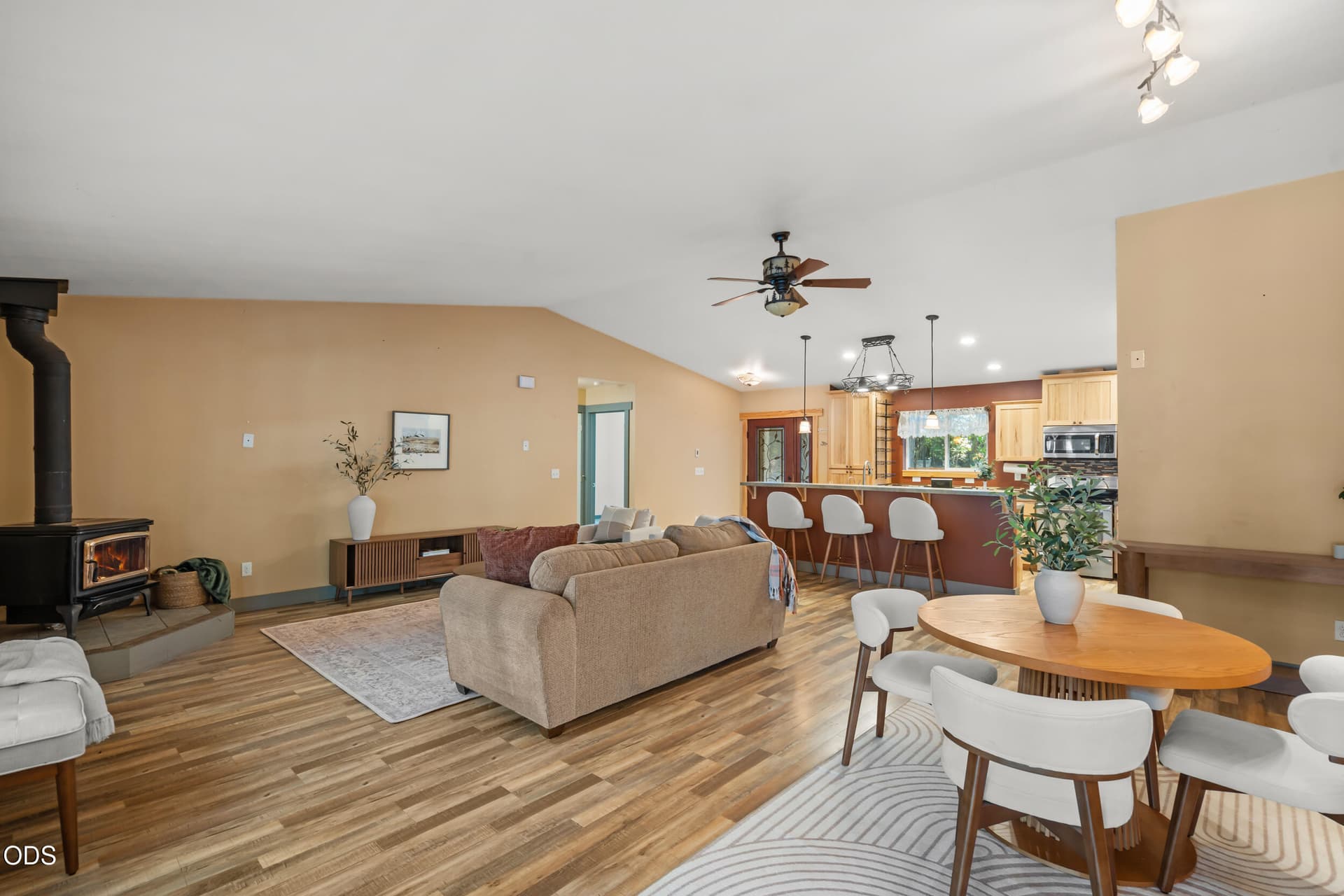 5. Photo 5 of 43, 200 Harlow Way, Cave Junction, OR 97523