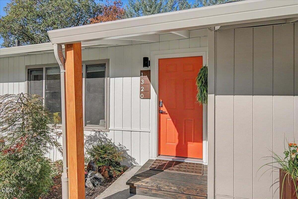 06-7. Photo 4 of 29, 1320 SE Elm Lane, Grants Pass, OR 97526