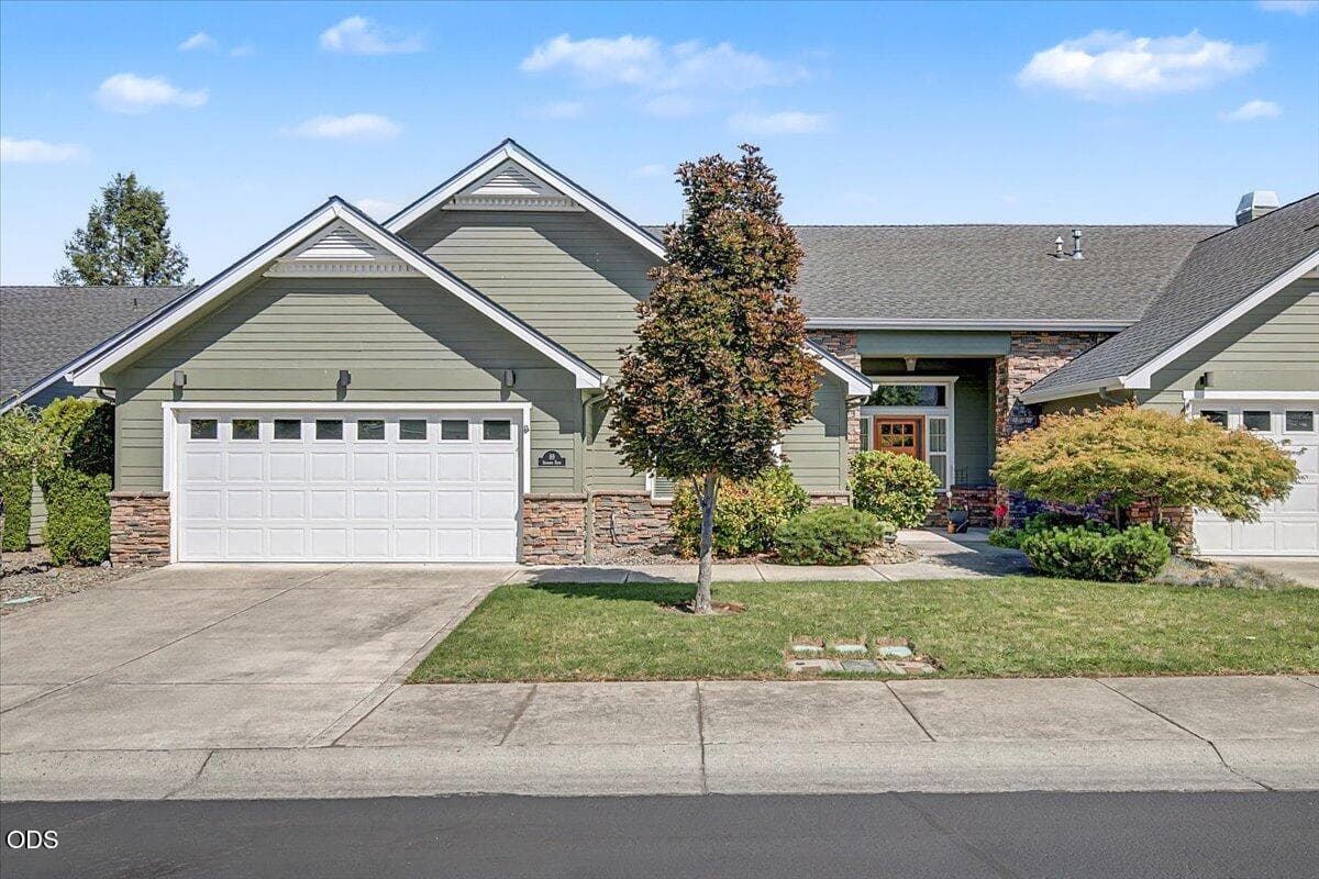 Front of house. Photo 1 of 50, 89 Skyhawk Drive, Eagle Point, OR 97524