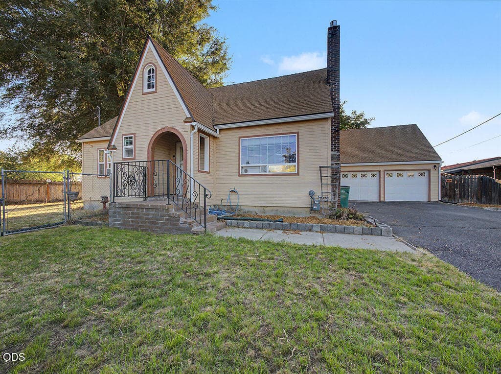 P9150102. Photo 1 of 33, 2760 Derby Street, Klamath Falls, OR 97603